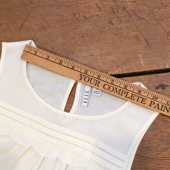 Elle - Off White sleeveless top with pleats - Picture 7 of 11